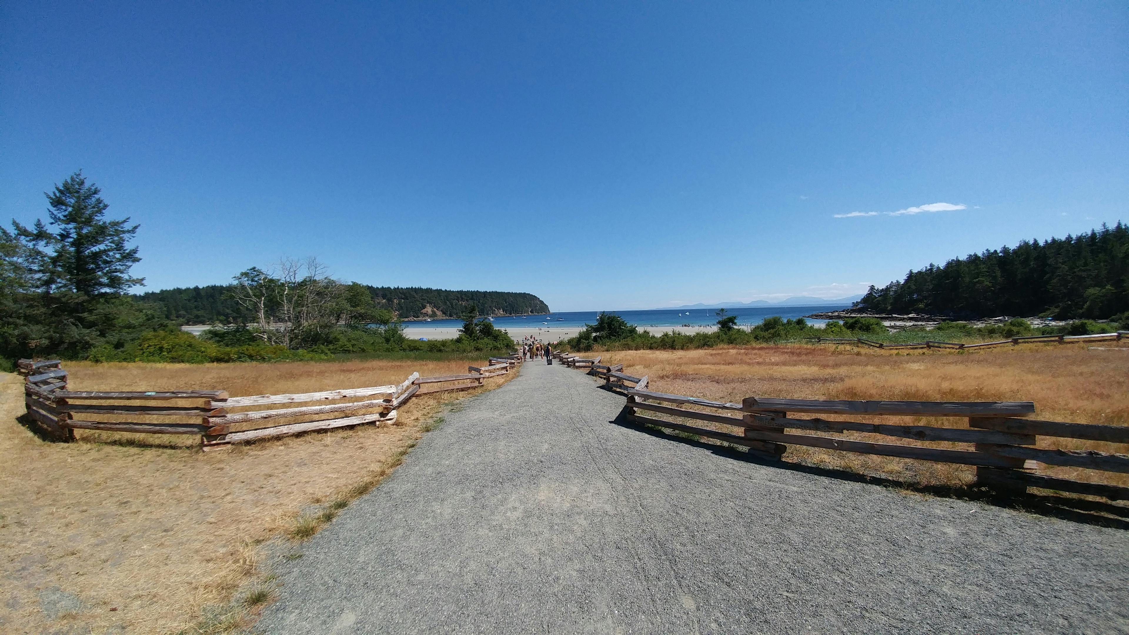 Path to beach at Tribune Bay Park