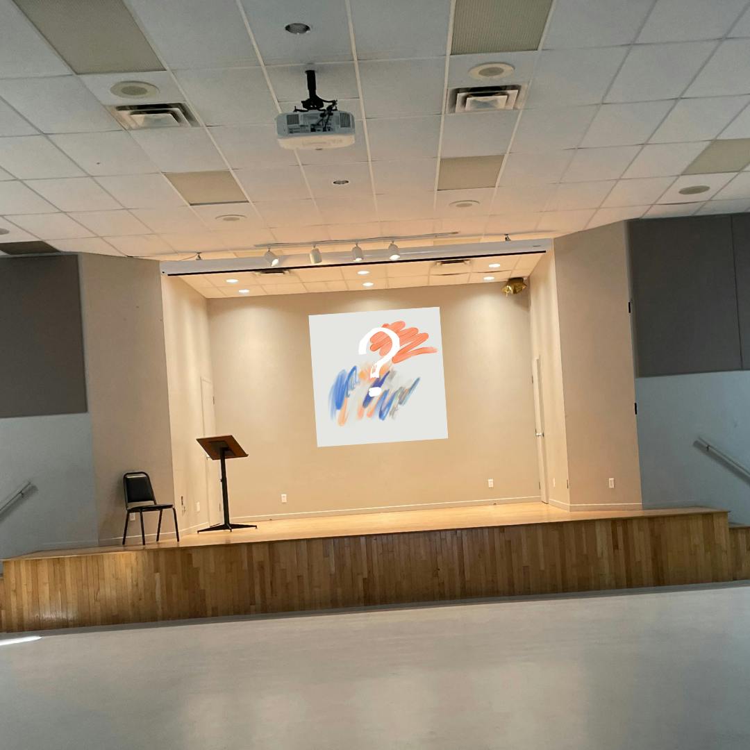 Salle communautaire vide avec une fausse oeuvre d'art sur le mur