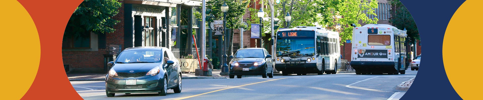 Automobiles et autobus sur la rue Main