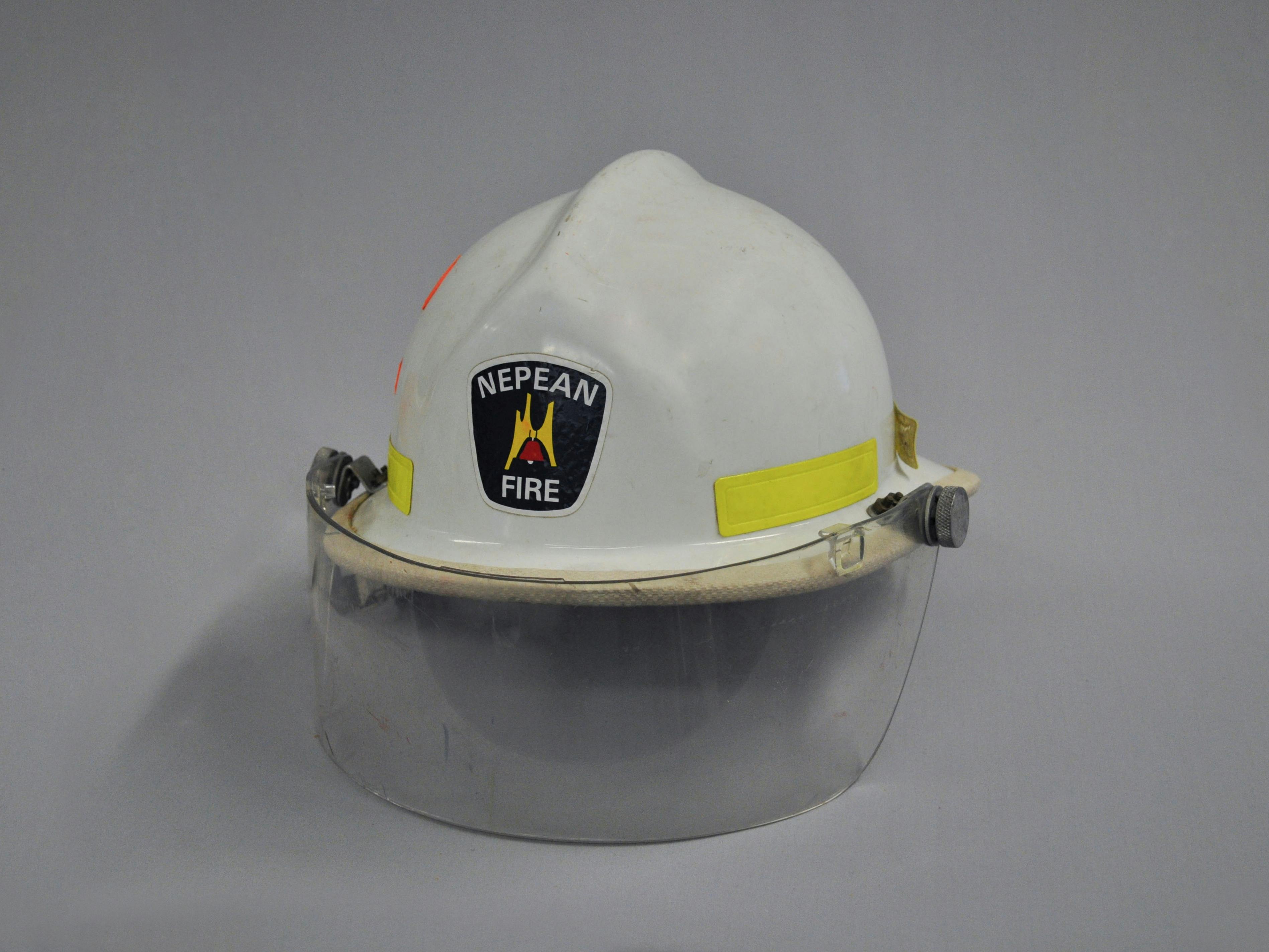 Casque de pompier blanc de l’ancienne Ville de Nepean