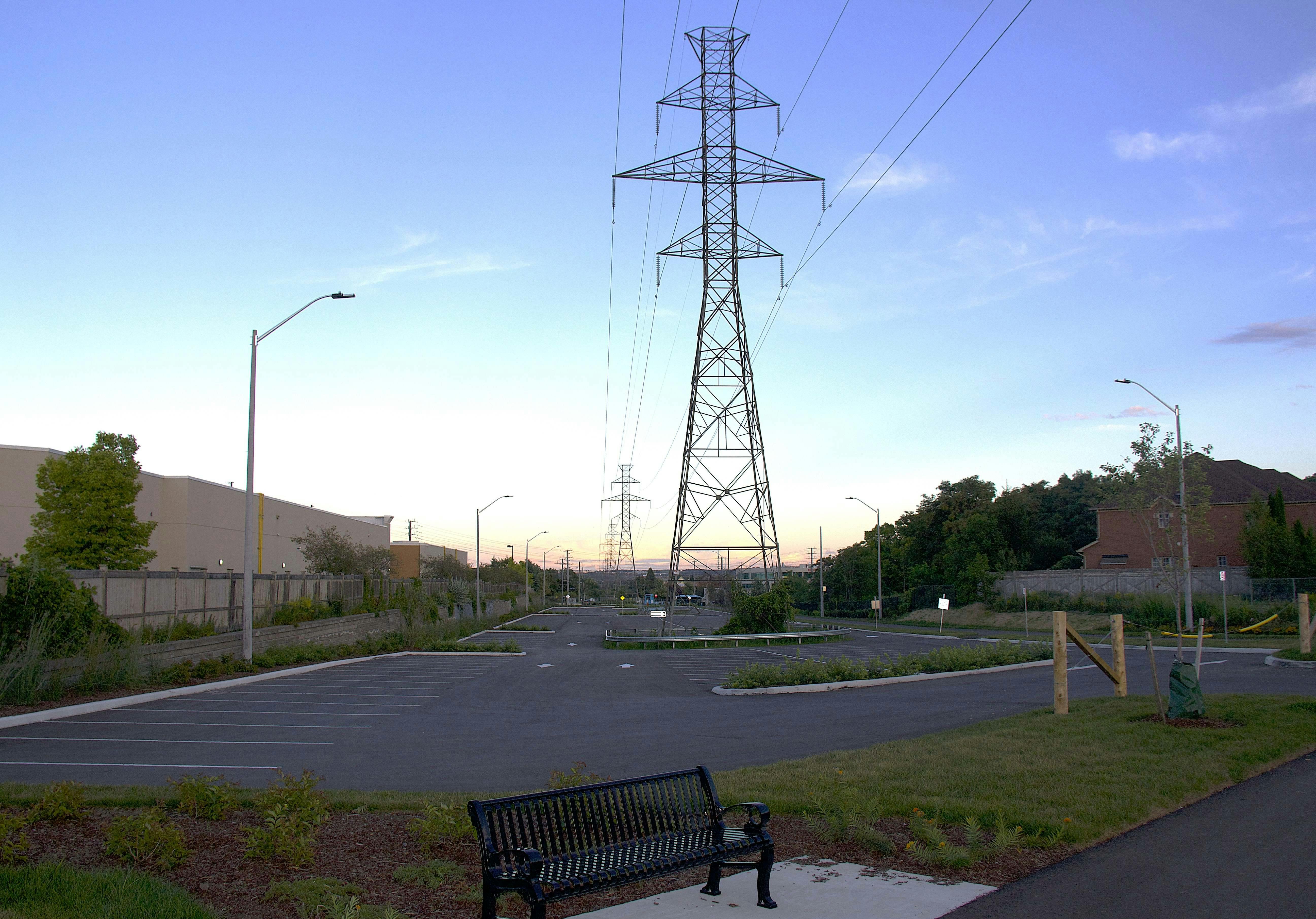 New Yonge Street parking lot with 200 spaces connects MUPs to the park