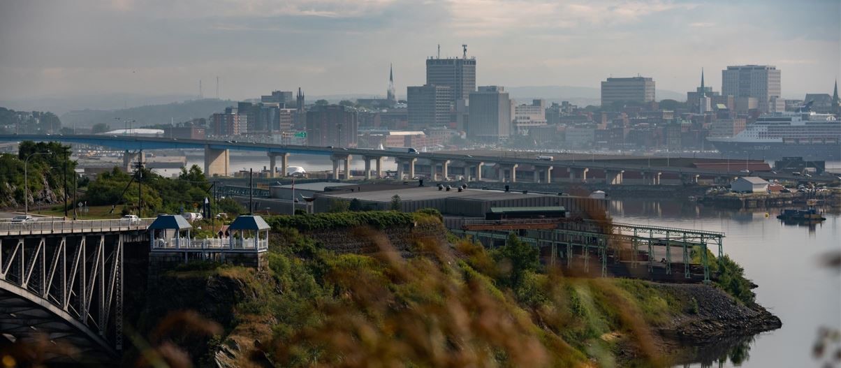 Ligne d’horizon de la ville de Saint John prise depuis les chutes réversibles en regardant le fleuve Saint-Jean.