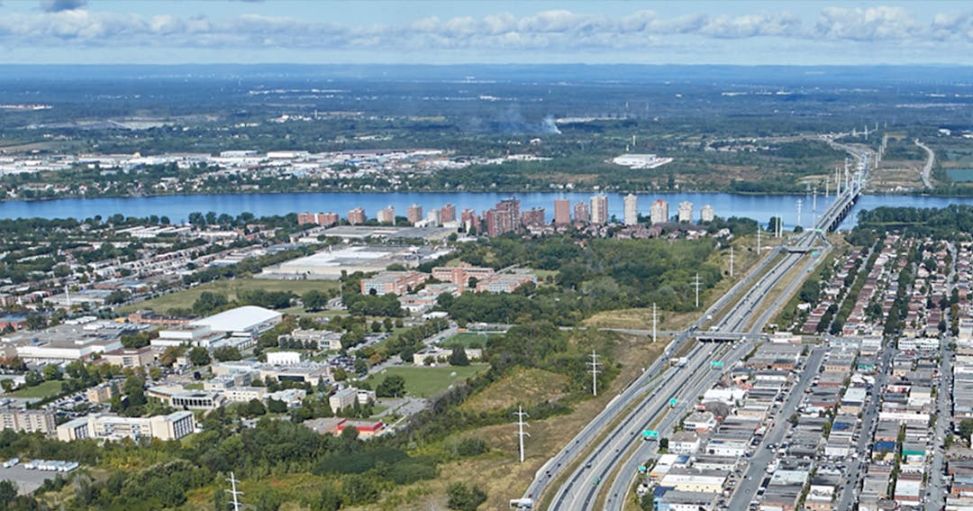 Pour faire face à la croissance de la demande d’électricité et parer au vieillissement de son réseau de transport dans l’île de Montréal, Hydro-Québec remplace progressivement ses installations à 120 kilovolts (kV) par de nouvelles installations de plus grande capacité à 315 kV.