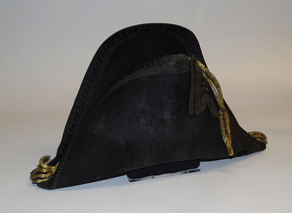 Chapeau noir de style bicorne orné d’un galon doré