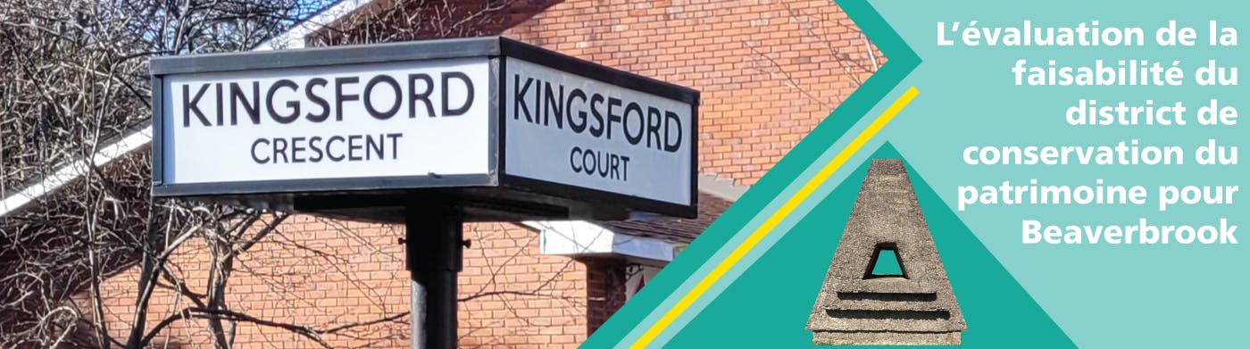 Enseigne historique indiquant l'angle entre Kingsford Crescent et Kingsford Court et poteau triangulaire en pierre.
