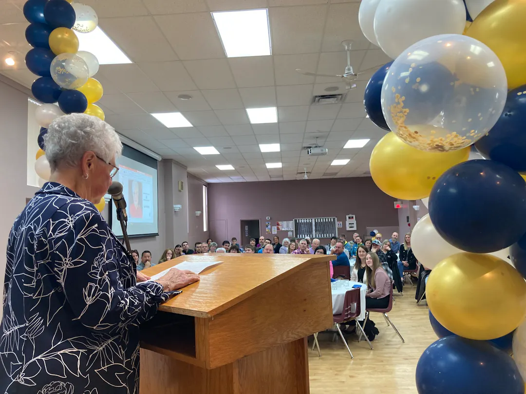 Récipiendaire d'un prix qui parle au public.