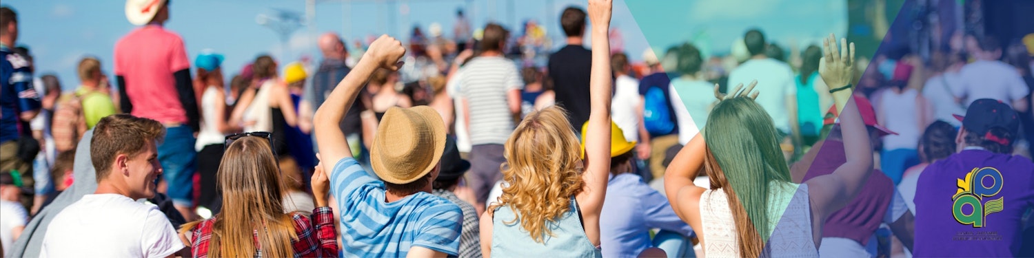 5 personnes qui regarde un spectacle extérieur.