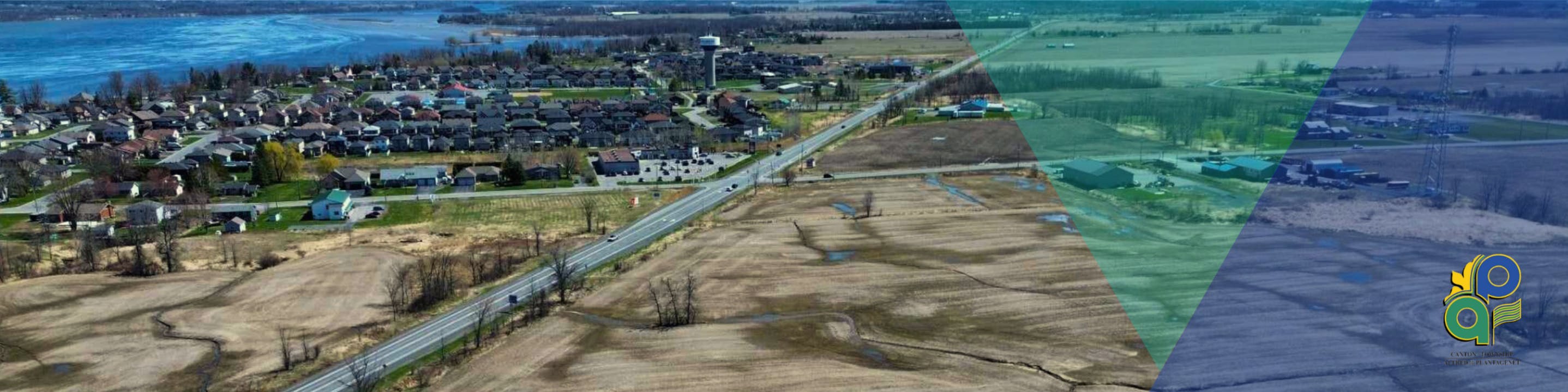 Image aérienne du champ qui deviendra le parc industriel et du village de Wendover avec la rivière des Outaouais.