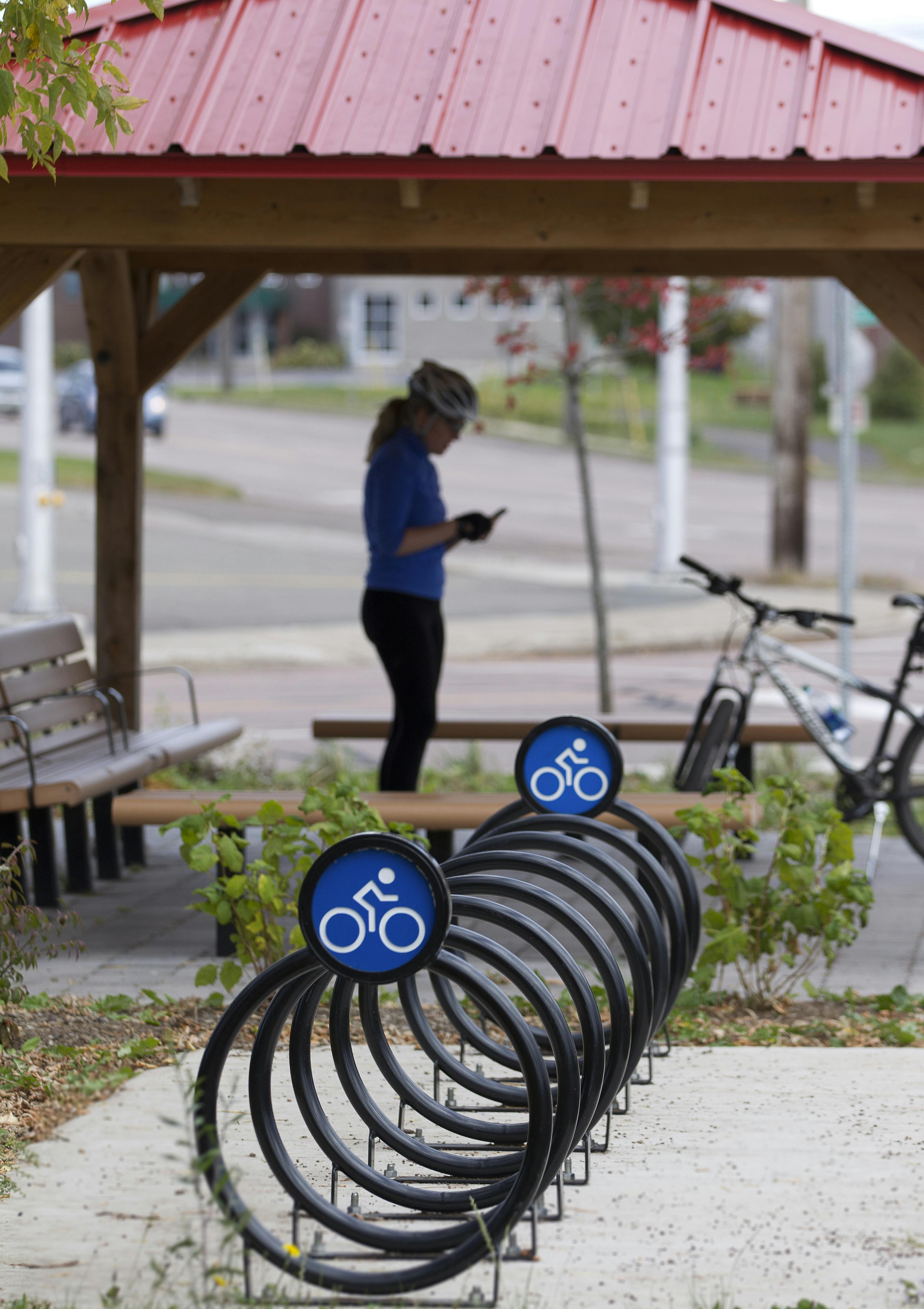 Support pour vélos et abri - Avenue Sixth