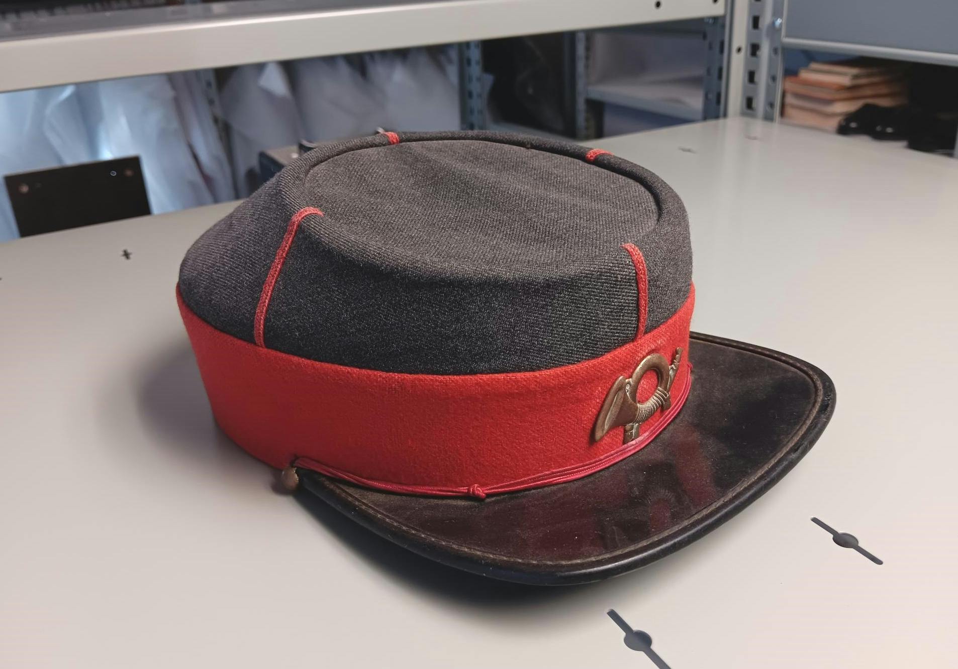 Képi de zouave doté d’une bande rouge et d’un symbole de cor sur le devant