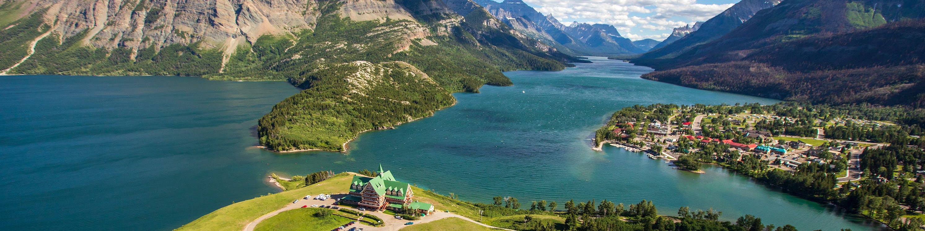 Photo aérienne des lacs Waterton, du site historique national du Prince of Wales et du village de Waterton.