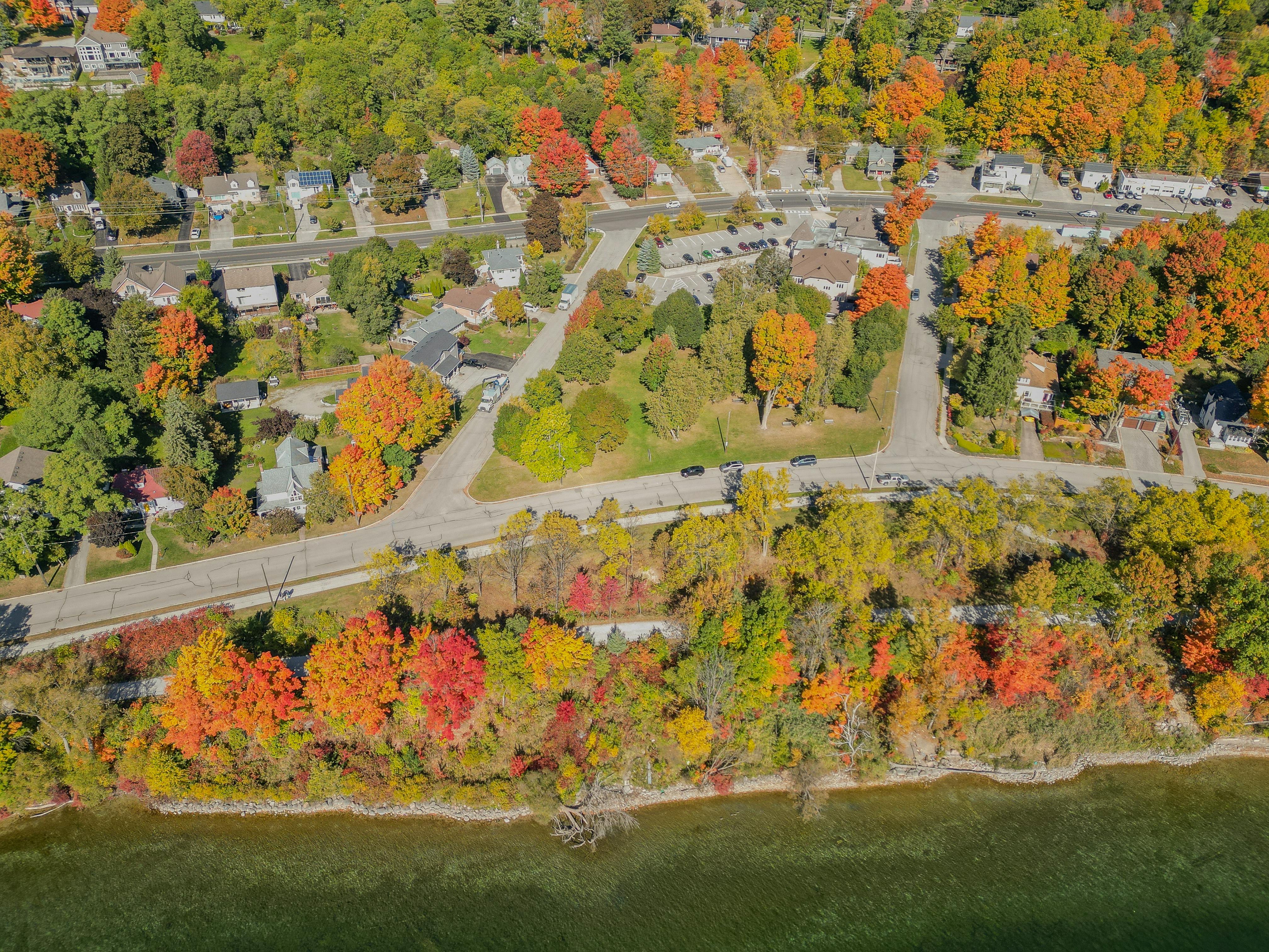 Bird's eye view of the Kempenfelt Bay shoreline and North Shore Trail around Nelson Square, with the Parkview Community Centre in the background. 