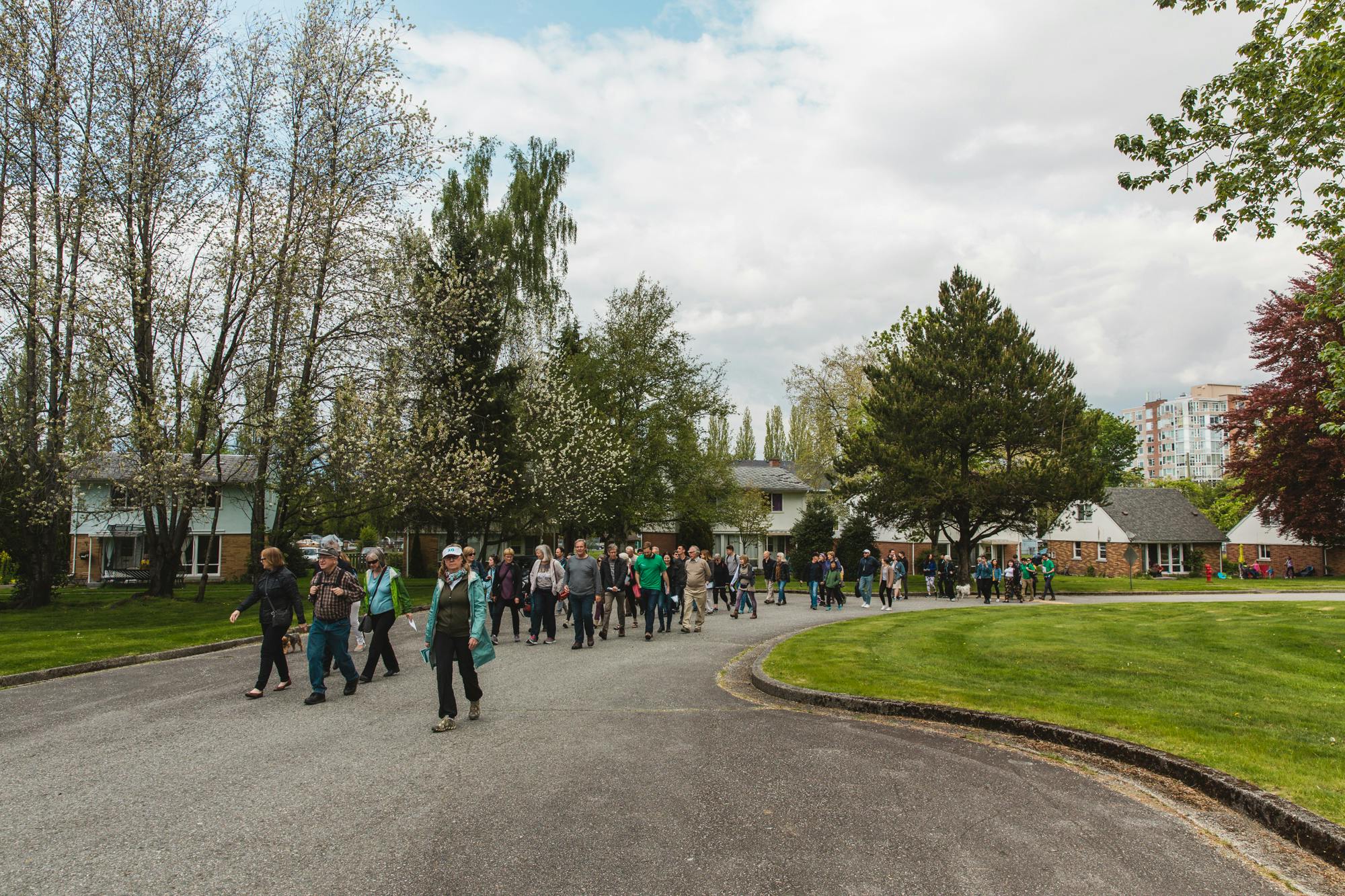 Large line of people participating at Janes Walk tour