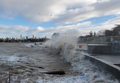 Large waves during a King Tide in 2022 crashing into and over the barriers of Kits Pool