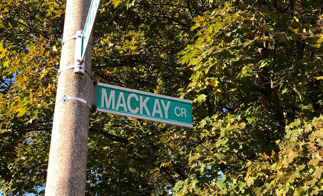 Mackay Crescent street sign