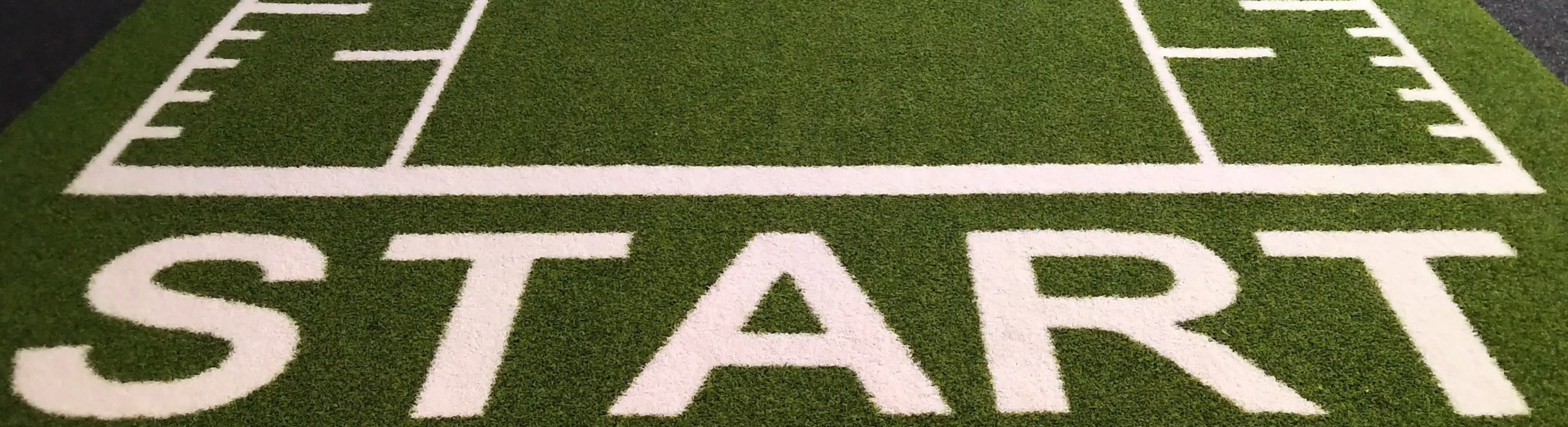 Ligne de départ sur du gazon avec écrit Start