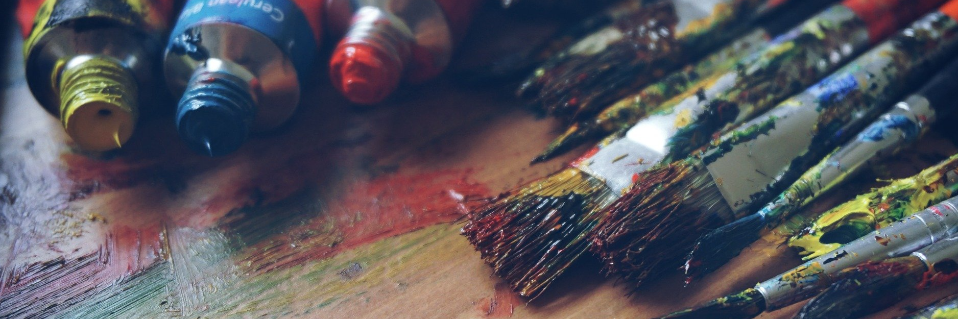 tube et pinceaux pour peindre