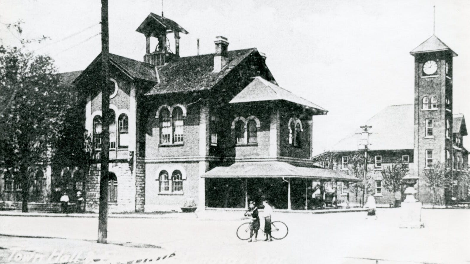 historic photo of Lindsay town hall