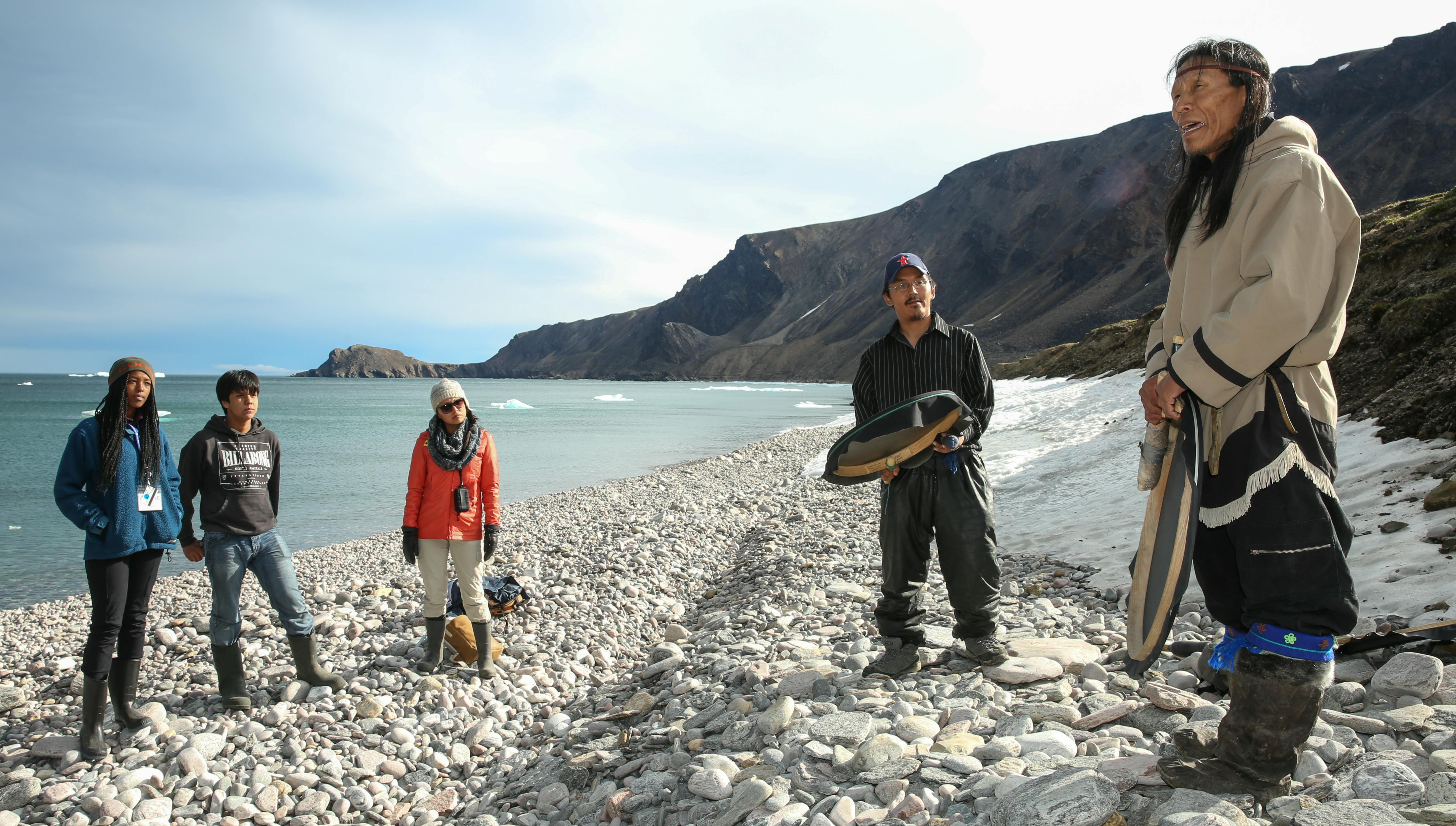 Des joueurs de tambours inuits racontent des récits à des visiteurs sur les rives de l’aire marine Tallurutiup Imanga