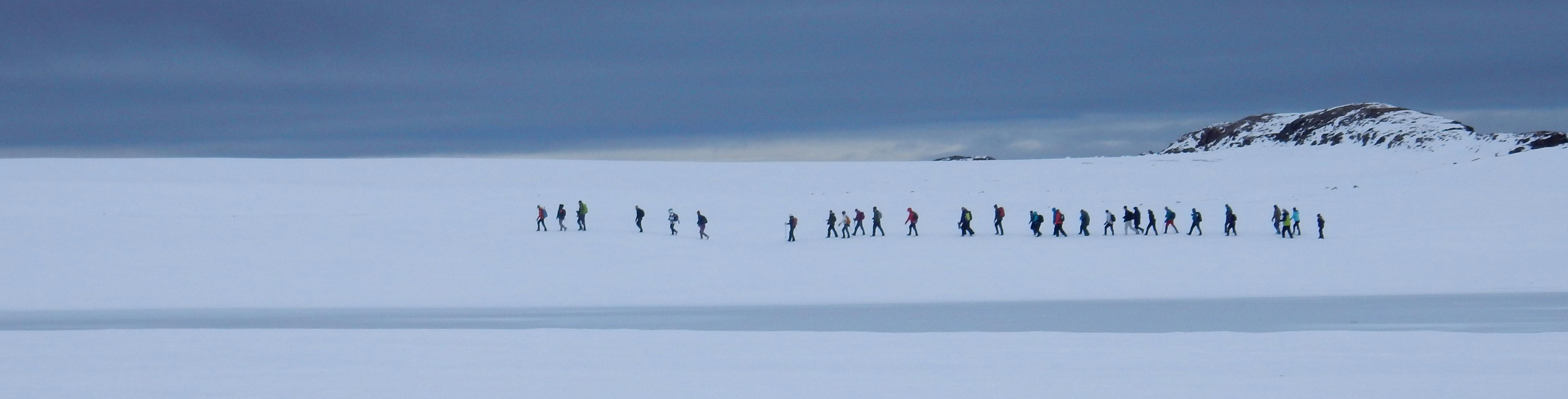 Un groupe de vingt-huit visiteurs traverse la mer gelée à la baie Tay, dans l’aire marine nationale de Tallurutiup Imanga