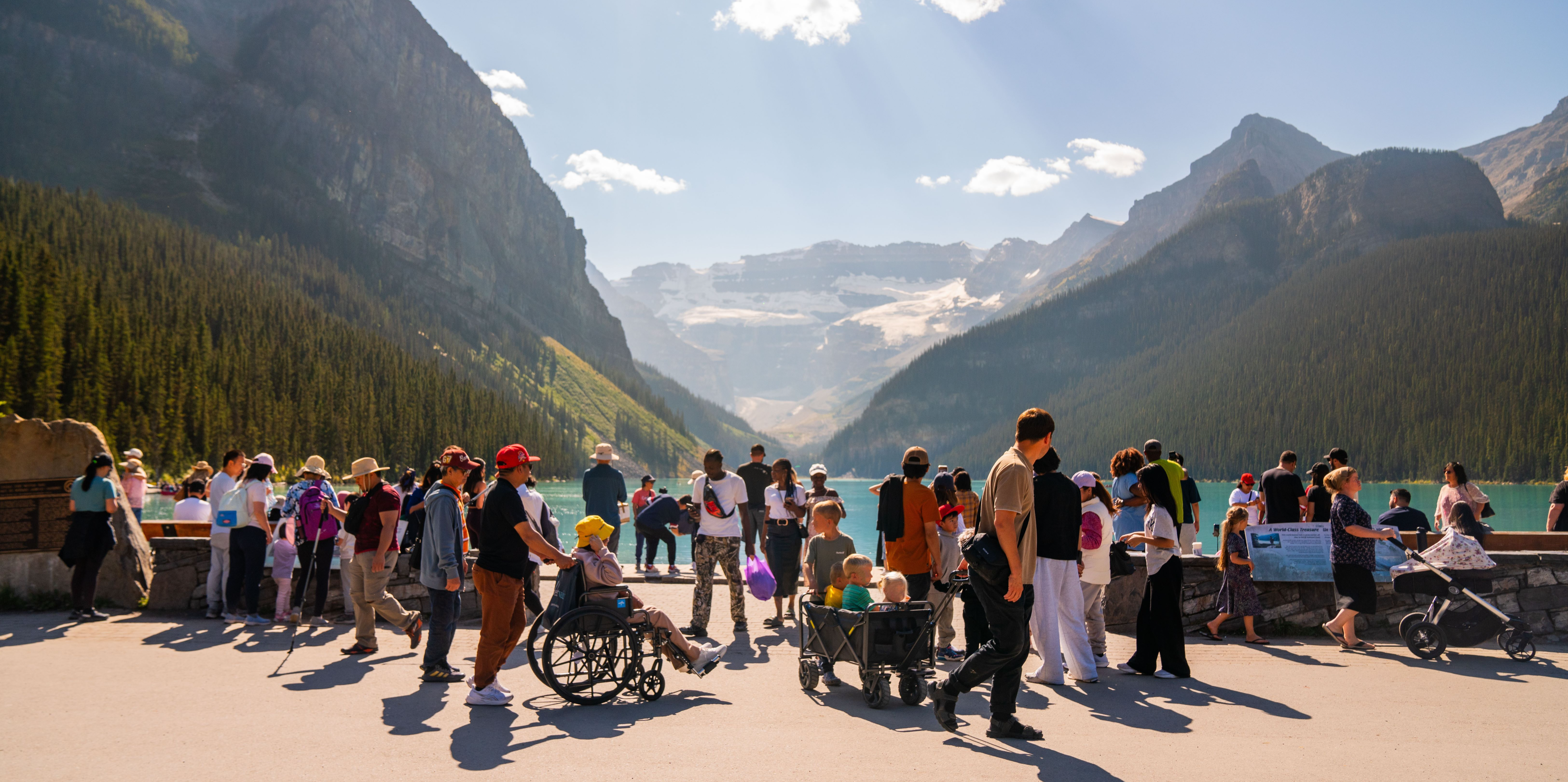 Deux randonneurs dans la vallée des Dix Pics