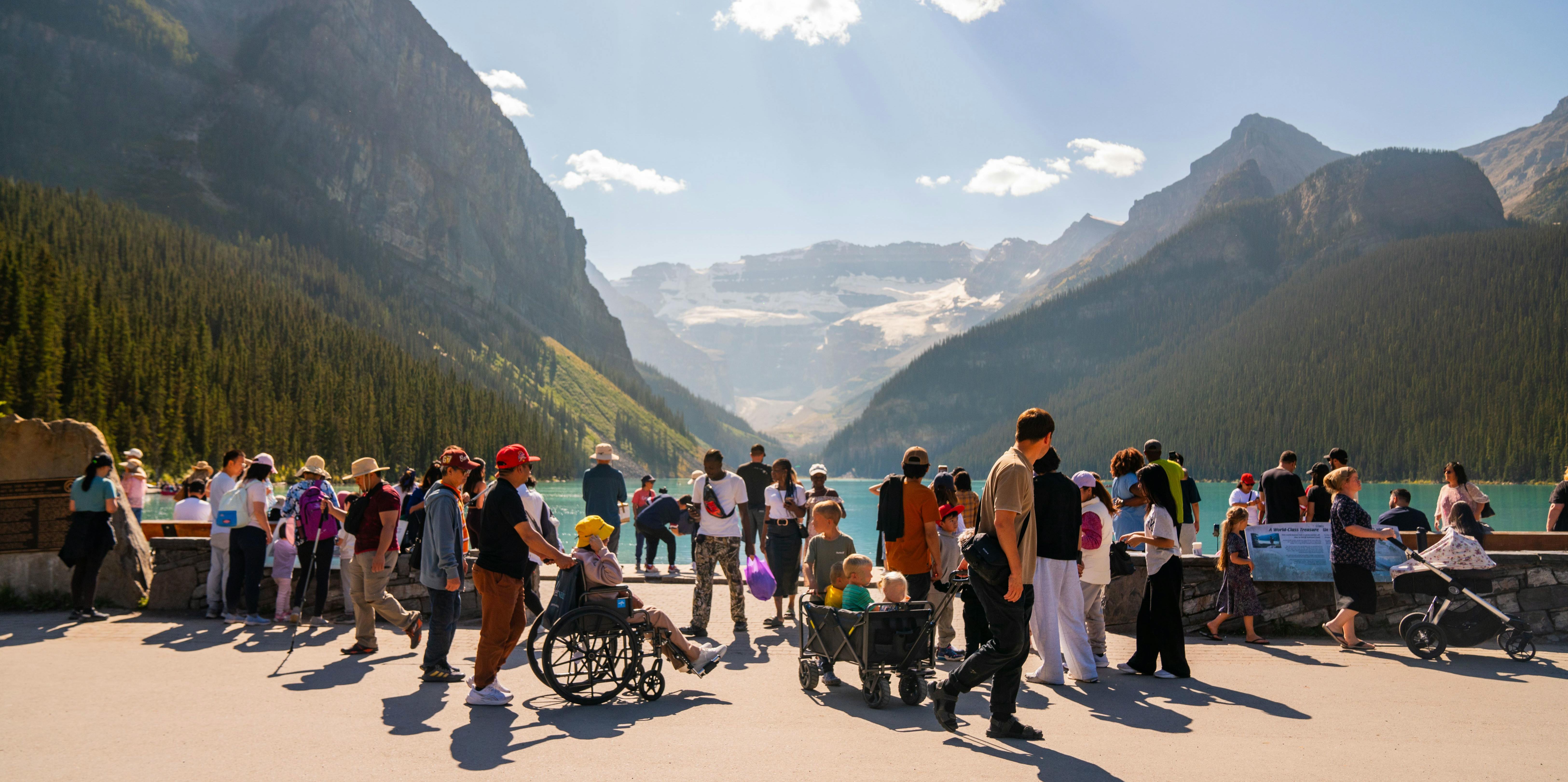 Deux randonneurs dans la vallée des Dix Pics