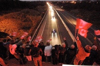 Le 20 novembre 2007, les habitants de Cobourg bravent le vent frisquet des soirs de novembre pour montrer leur soutien au caporal Nicolas Beauchamp et au soldat Michel Jr Lévesque. Photo du MDN