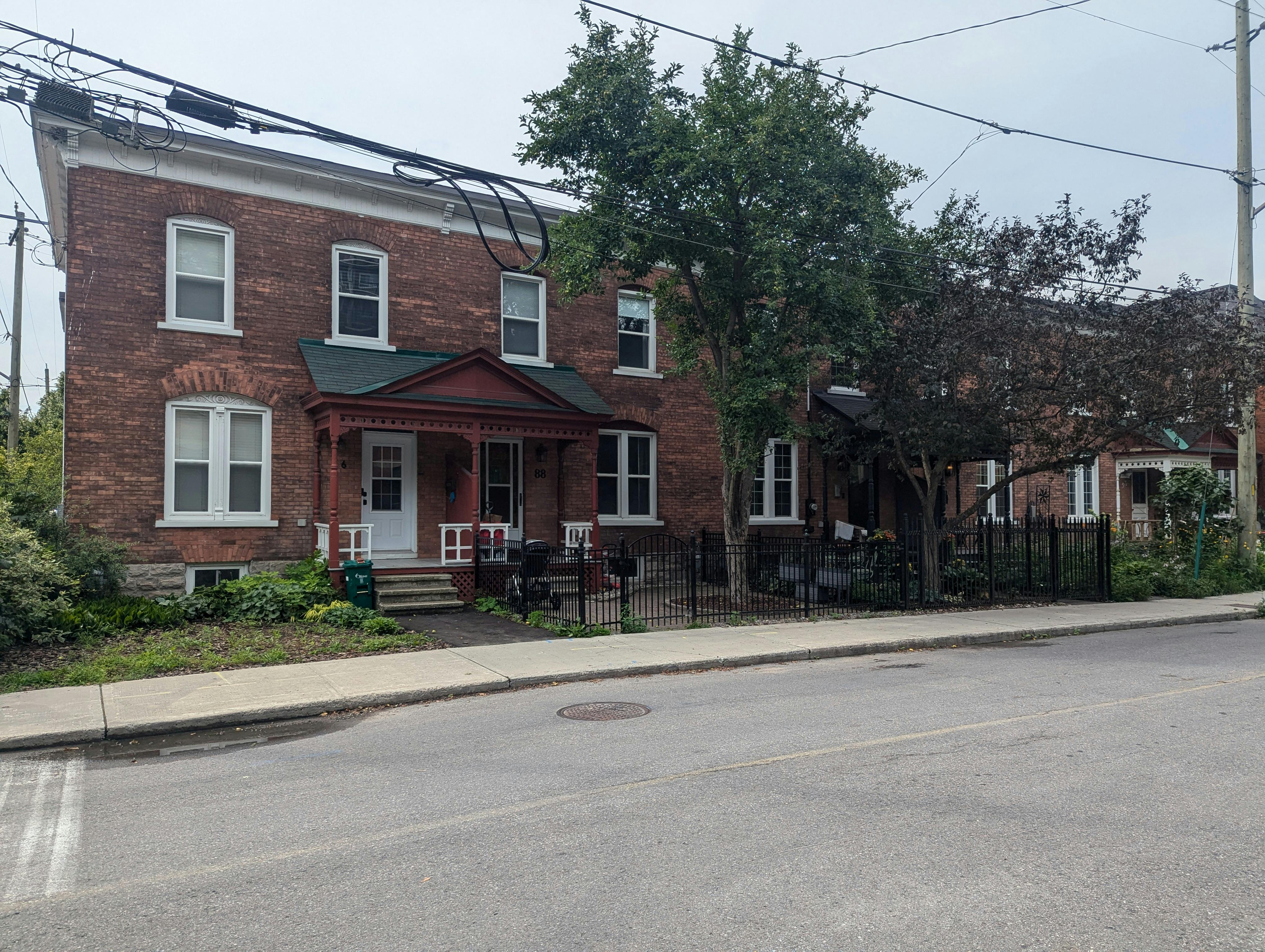 Rangée de maisons en brique sur la rue Gilmour.