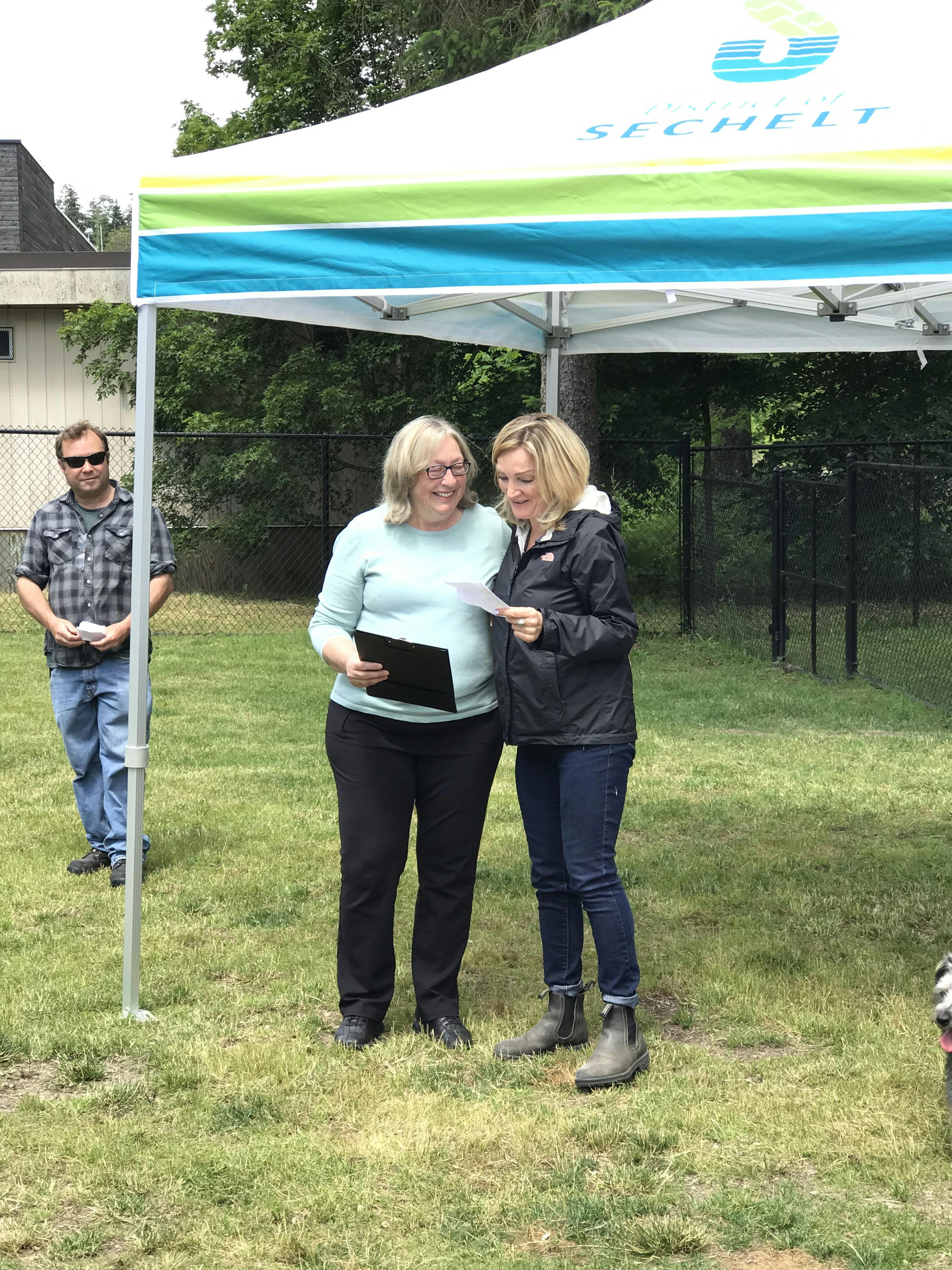 Mayor Siegers with Susan Bowers, Jane's sister.