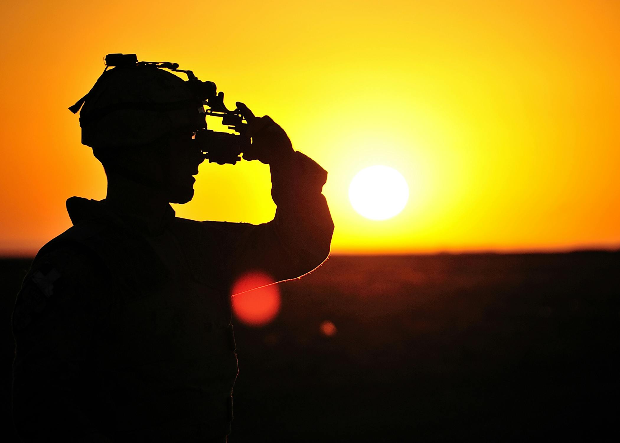 Un membre de la Compagnie de protection de la Force opérationnelle de transition de la mission ajuste ses lunettes de vision nocturne en vue d’un exercice de tir réel nocturne le 14 octobre 2011 à Kandahar, en Afghanistan. Photo du MDN