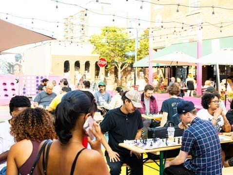 Des gens jouant aux échecs au Chess Hive Pop-up.