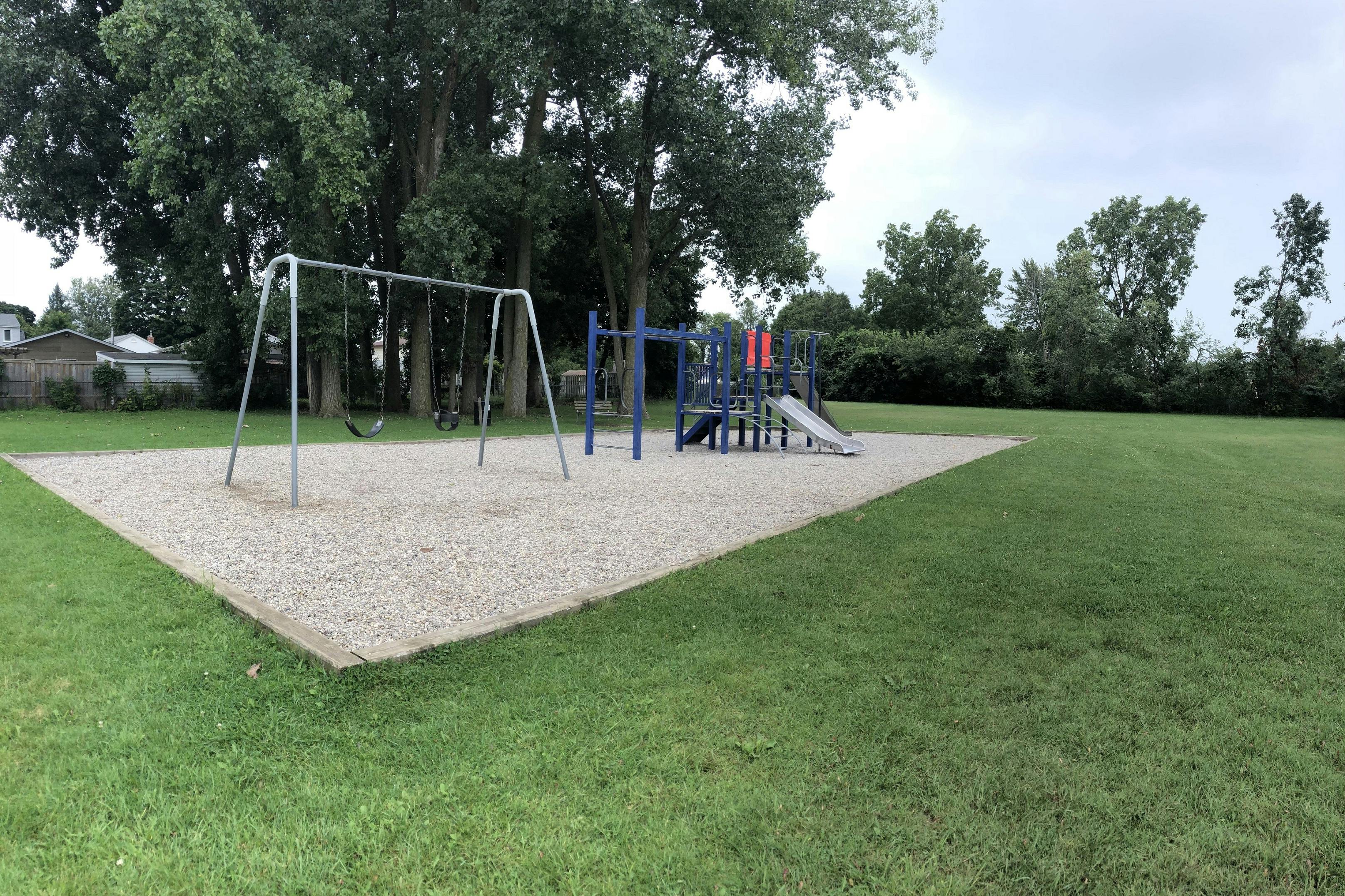 Current play equipment and swing set