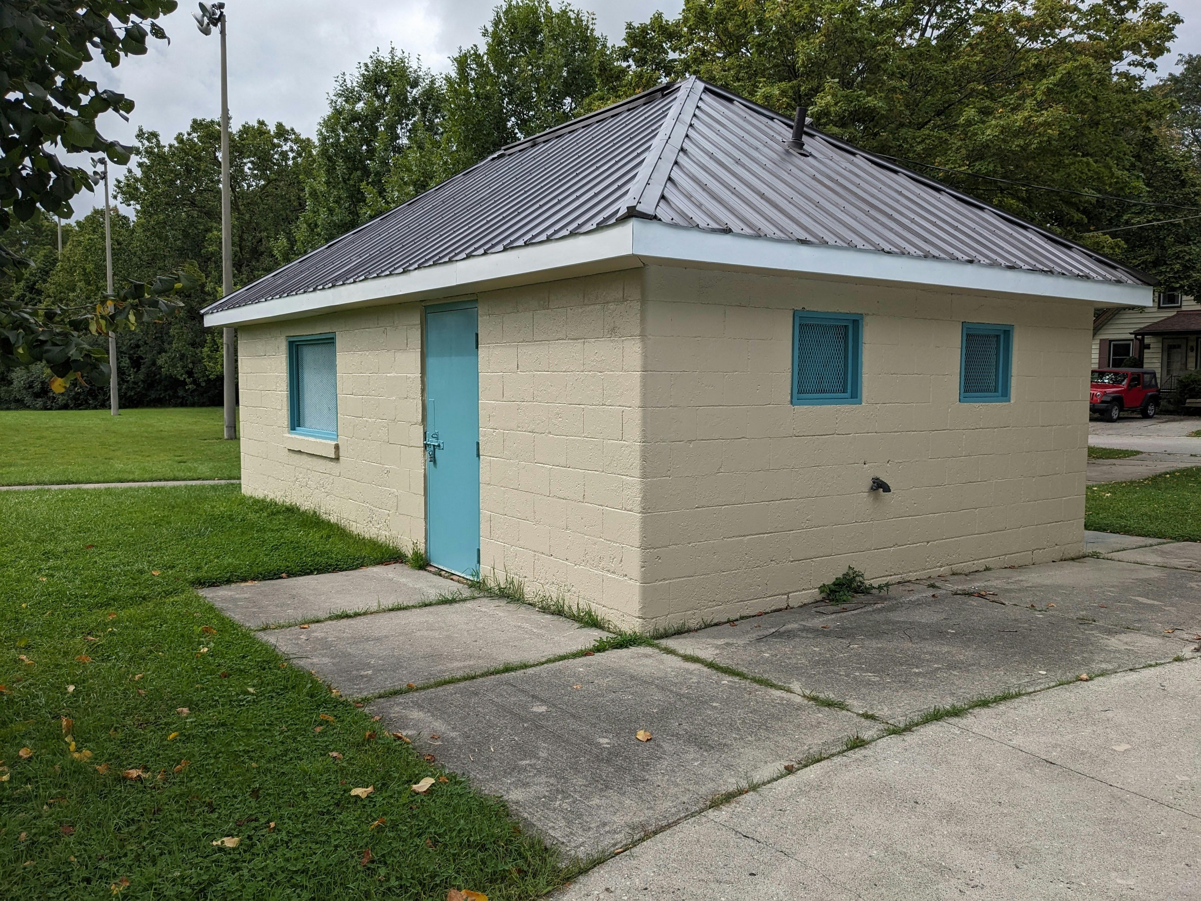 The existing washroom building in Murray Park.
