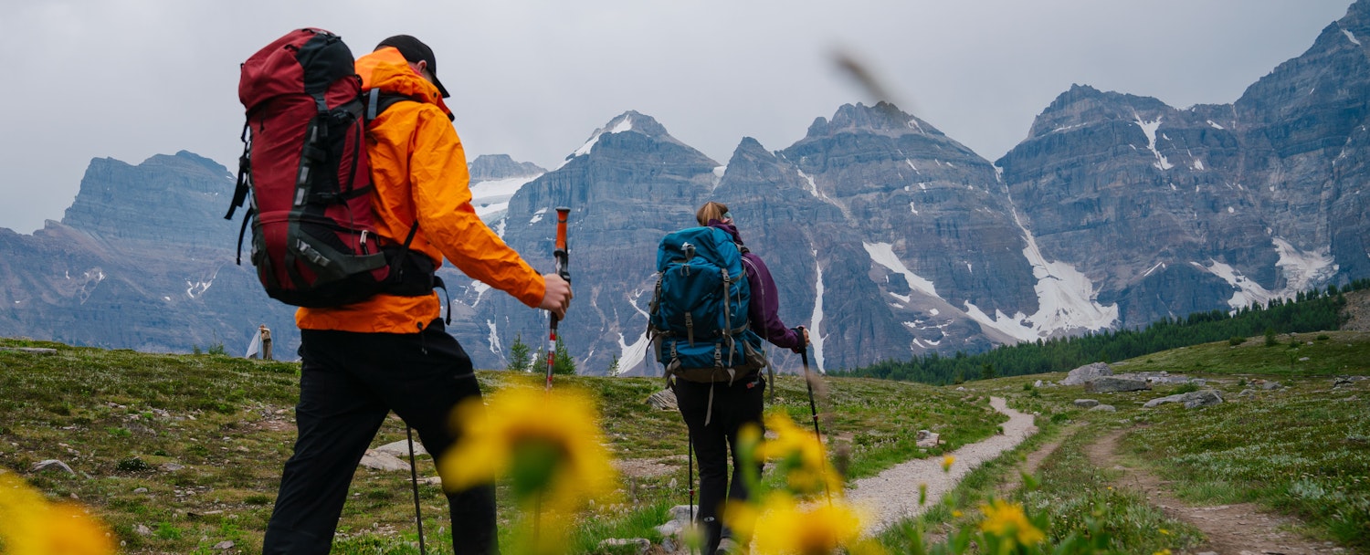 Deux randonneurs dans la vallée des Dix Pics
