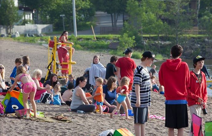 En juillet et en août, des sauveteurs surveillent les baigneurs à la plage du parc Dominion