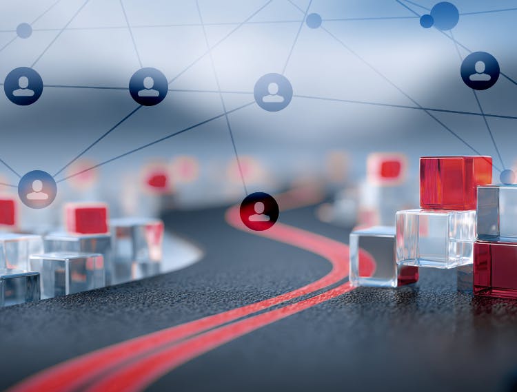 Des piles de blocs de verre rouges et blancs au bord d'une route