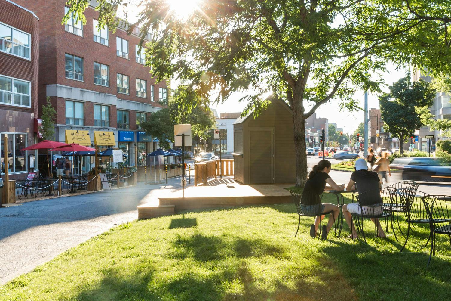 Vue de la terrasse gazonnée et du kiosque d’information, placette de la Côte-des-Neiges, août 2016