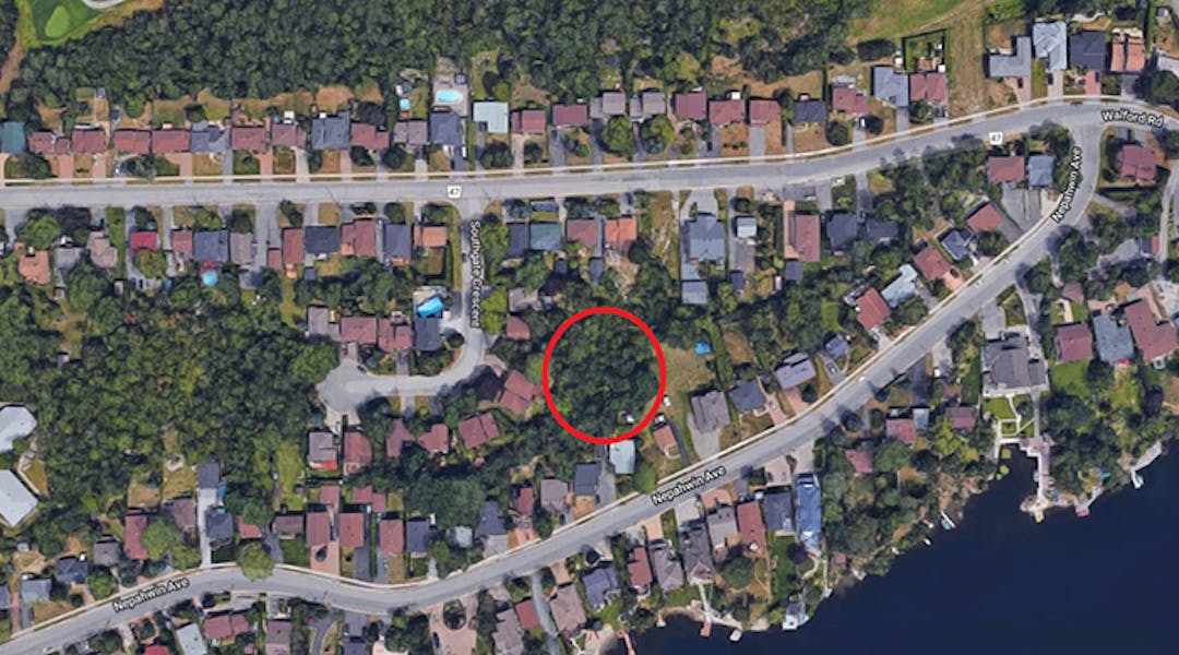 Location of Southgate Park Southgate Park is an area of undeveloped parkland bordered by Nepahwin Avenue, Walford Road and Southgate Crescent in Sudbury.